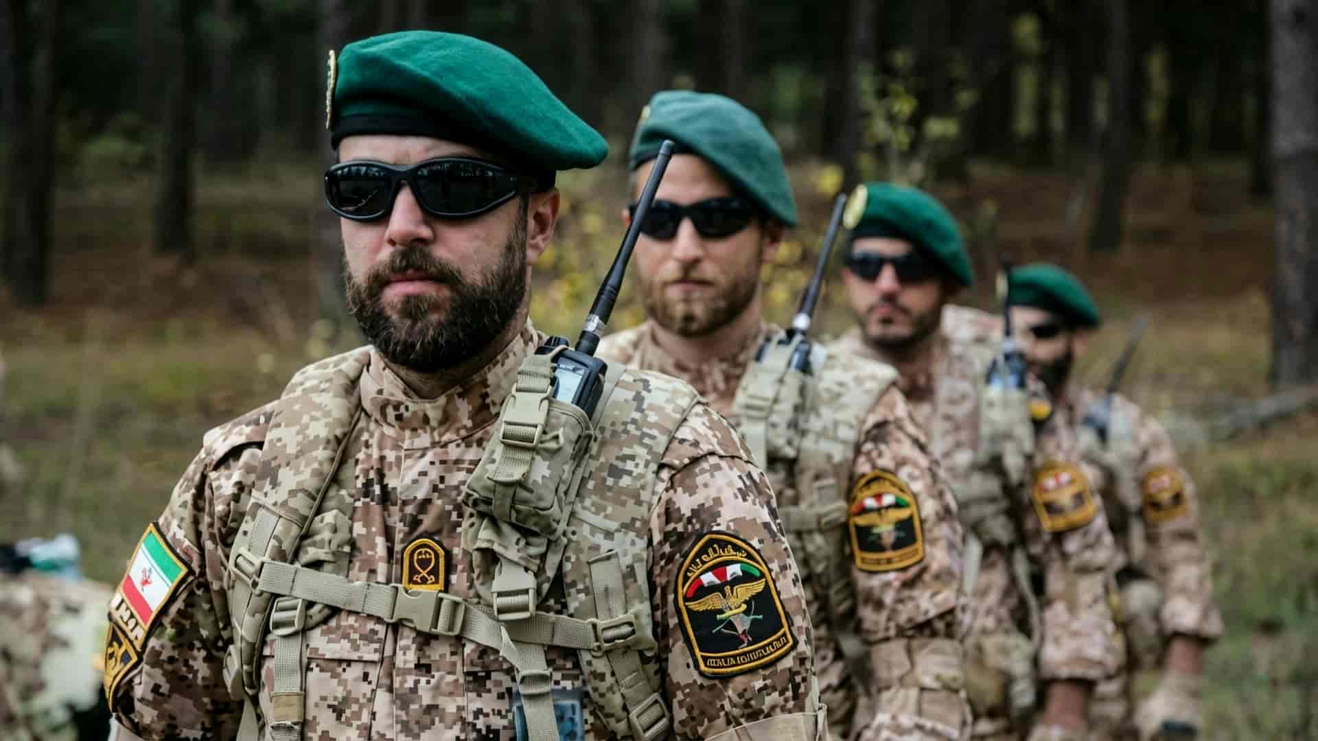 سربازان ایستاده کنارهم